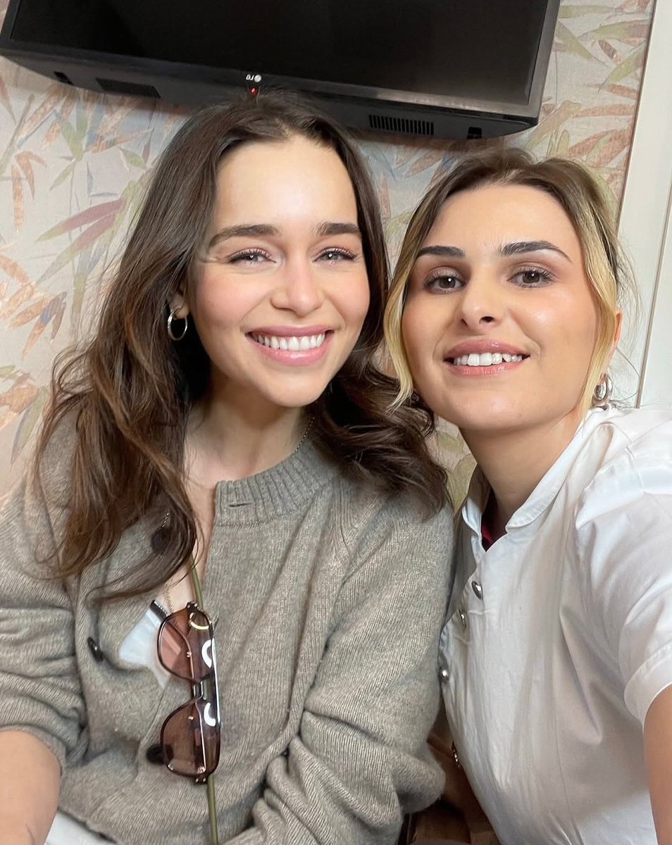 New ✨️ Charming Emilia with a makeup artist at the PONIES filming in Budapest (via instagram makeup._ann_)
#EmiliaClarke 💝🐴💄