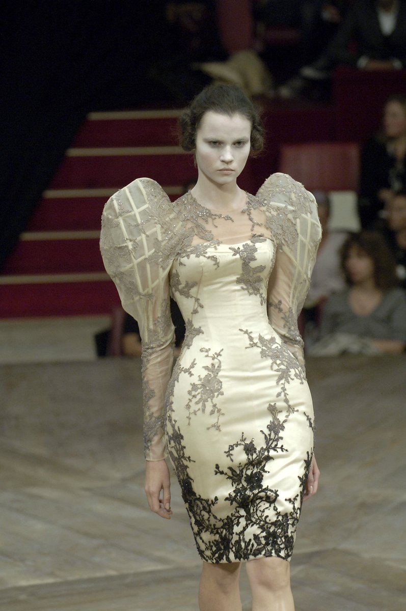 LaModeUnknown's tweet image. The FATALLY beautiful Victorian era-inspired ✨Alexander McQueen✨ 'Sarabande' Spring/Summer 2007.🪡