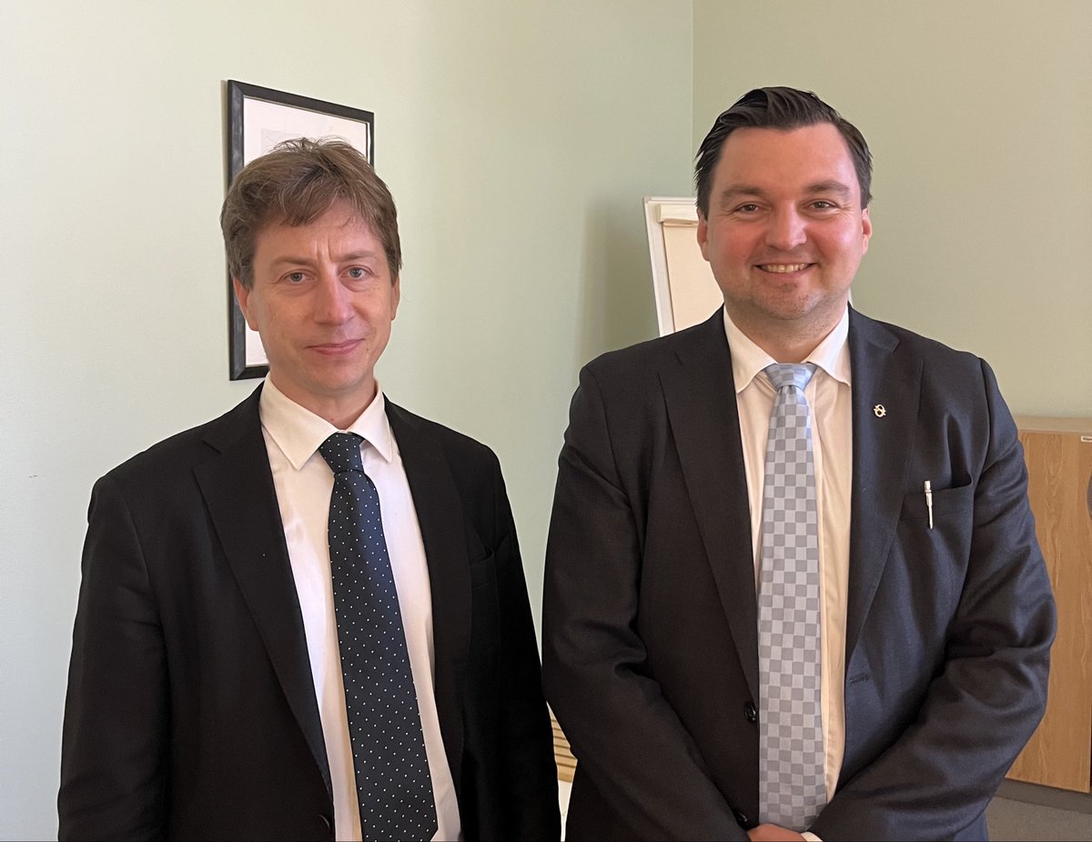 Kävin tervehtimässä Joakim Strandia hänen hoitaessa pääministerin tehtäviä eurooppa- ja omistajaohjausasioiden lisäksi. Itselläni oli elinkeinoministerin lisäksi hetken sisäministerin ja oikeusministerin tehtävien sijaistus!

Juttutuokiomme kesti pari tuntia ja oli pelkkää asiaa.