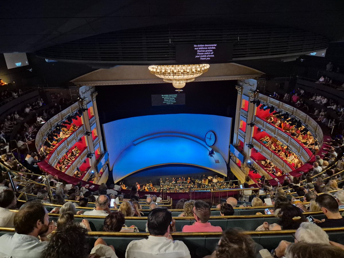 rodriguezluz_'s tweet image. A punto de empezar La #Traviata