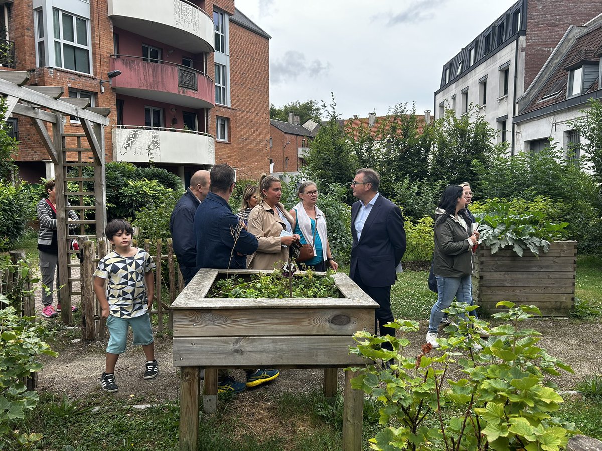 VilleArras's tweet image. 🚶‍♂️ Ce soir, @fleturque et Évelyne Beaumont ont rencontré les habitants des quartiers Arts, Méaulens et Saint-Géry pour échanger sur les projets en cours.
🅿️ La balade s’est conclue par l’inauguration du nouveau parking de 20 places rue du Crinchon 
#Arras #Proximité