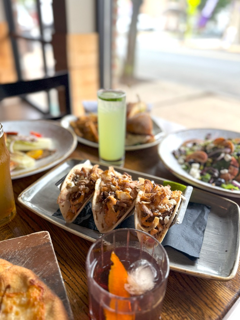 🌮Birria-braised brisket with coleslaw, chipotle aioli, queso fresco, and crispy onion tanglers, served in flour tortillas. 

Get these tacos today!
b2bistro.com/red-bank.html