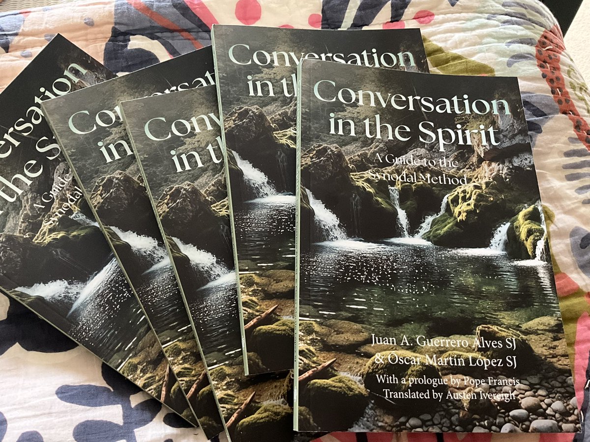 austeni's tweet image. Delighted to receive copies of this authoritative book by Jesuits Juan Guerrero & Oscar Martín López on the art, craft, theology and practice of conversation in the Spirit. I was privileged to translate it into English from Spanish. Prologue by Francis. From @MgrPublications
