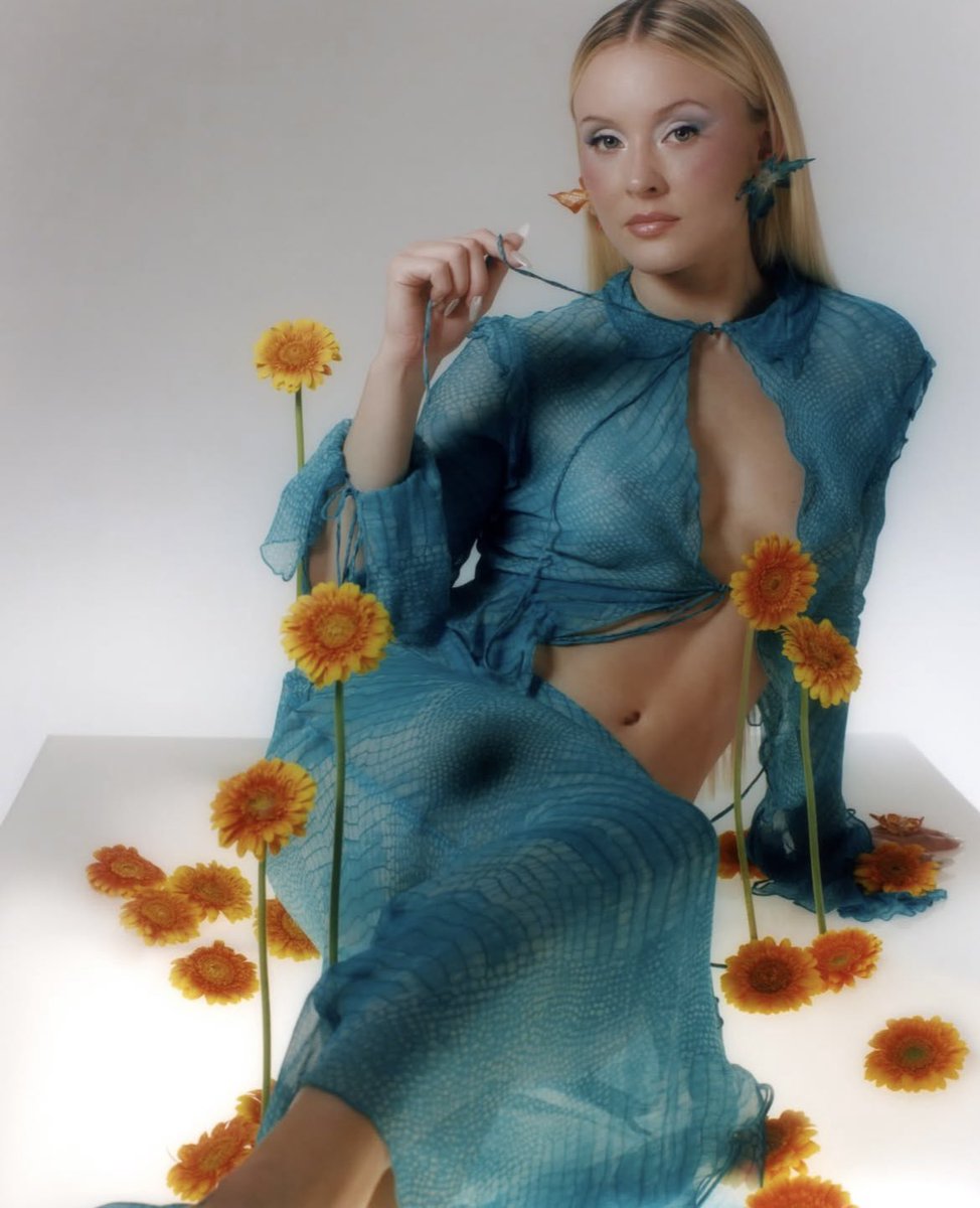 zarascupcake's tweet image. She’s so ethereal