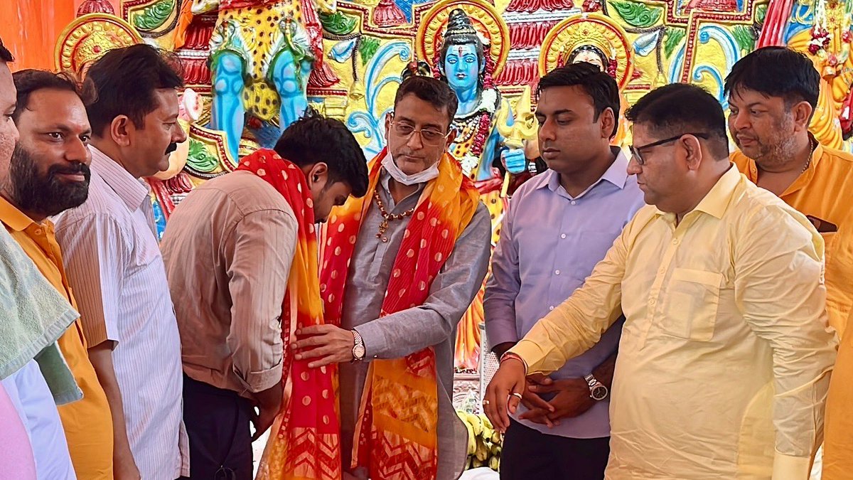 ImAkhilNath's tweet photo. Honoured to be welcomed with a Rudraksh Mala &amp; Patka at the Shri Gauri Shankar Kanwar Sewa Samiti’s Shivir in Shahdara, Delhi.
Distributed prasad to kanwariyas &amp; witnessed inspiring seva spirit.
Let’s keep our faith alive through action.
#AkhilNath #KanwarYatra #HarHarMahadev https://t.co/pCVndEehJA