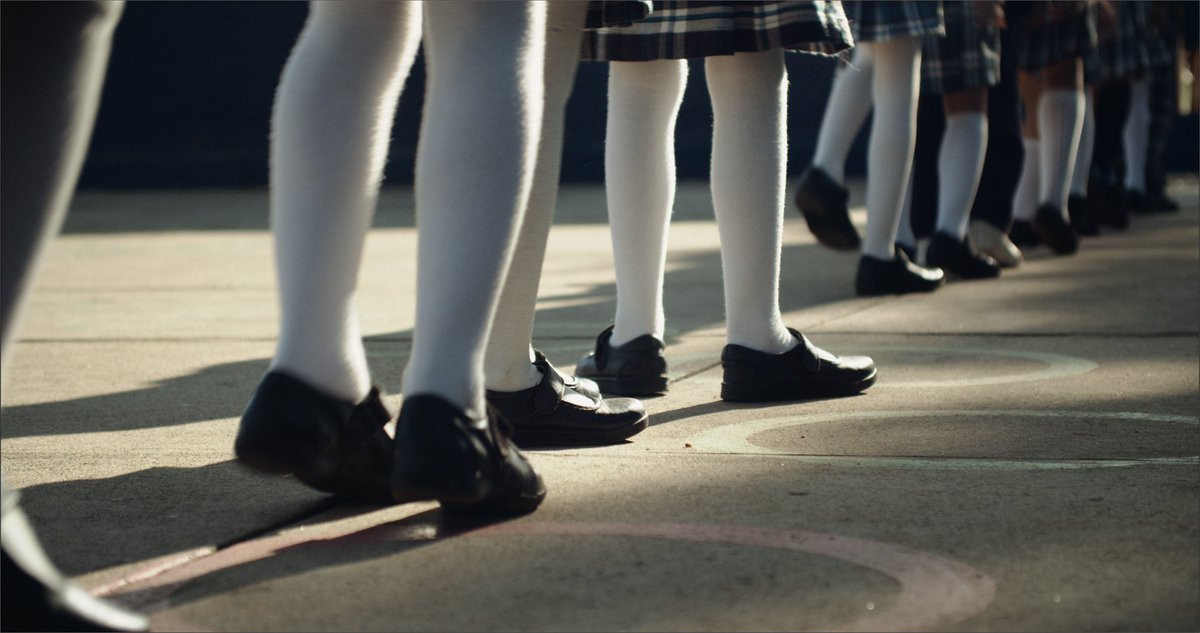 procine_oficial's tweet image. 🟣 22 de julio, 16 h
📽️ Cartelera #EstaciónPROCINE
🎬 LA FALLA (2024)
Dir. Alana Simões
Una maestra y sus alumnos se despiden entre temblores, descubrimientos y ternura en un salón de clases en Jalisco.
📍 Metro Zapata
🎟️ Entrada libre
🔗 cineenlaciudad.cdmx.gob.mx
@artegiosdist