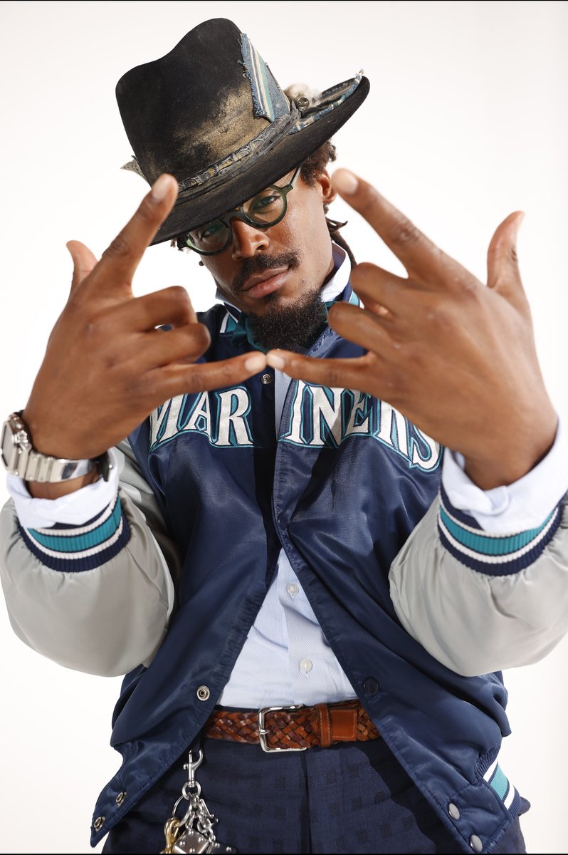 4thand1show's tweet image. Good morning! Send in your fan questions and viral moments for Cam to react to on the show this week!