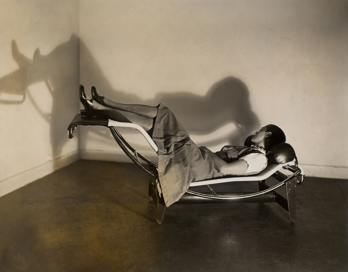 zoeloveshouses's tweet image. i want to recreate this charlotte perriand photo so badly