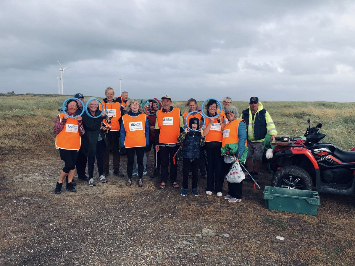 CleanCoasts's tweet image. The Tomhaggard Clean Coasts group braved the grey skies for a beach clean at The Lane of Stones, Carnesore ๐
A fabulous effort from the group who removed 25 bags of waste!
Some of the more interesting finds were a tyre and a lobster pot ๐
#CleanCoasts #VolunteerAppreciation