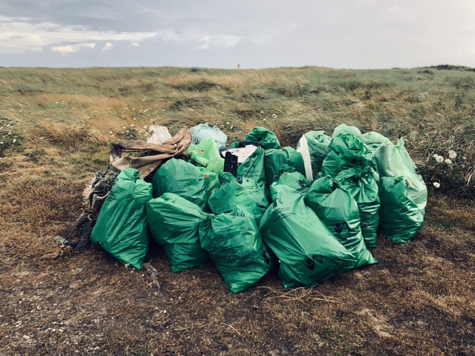 CleanCoasts's tweet image. The Tomhaggard Clean Coasts group braved the grey skies for a beach clean at The Lane of Stones, Carnesore ๐
A fabulous effort from the group who removed 25 bags of waste!
Some of the more interesting finds were a tyre and a lobster pot ๐
#CleanCoasts #VolunteerAppreciation