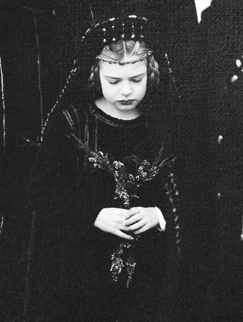 jaehaegons's tweet image. “the dwarf was much in his grace’s company following the death of queen jaehaera. though his japes could not dispell the king’s gloom.”