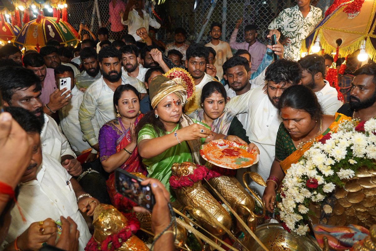OfficeOfKavitha's tweet image. ఉప్పుగూడ బంగారు మైసమ్మ తల్లి బోనాల ఉత్సవంలో పాల్గొన్న ఎమ్మెల్సీ @RaoKavitha