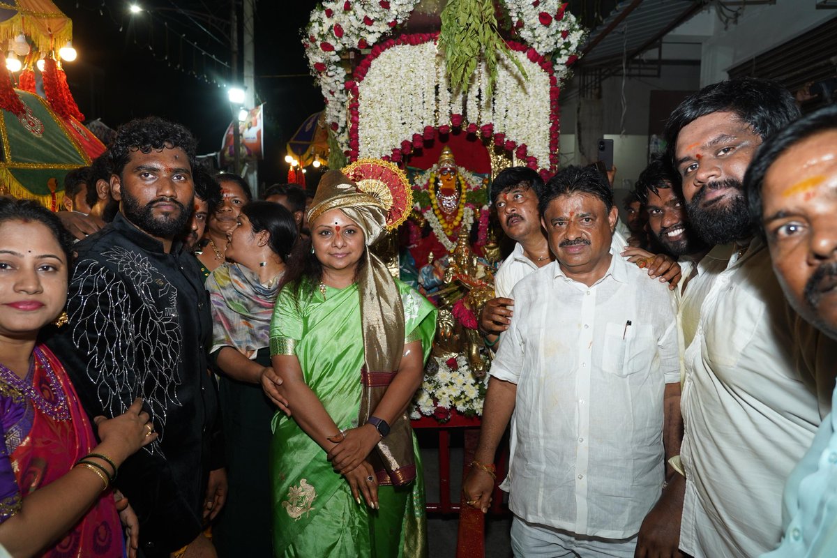 OfficeOfKavitha's tweet image. ఉప్పుగూడ బంగారు మైసమ్మ తల్లి బోనాల ఉత్సవంలో పాల్గొన్న ఎమ్మెల్సీ @RaoKavitha