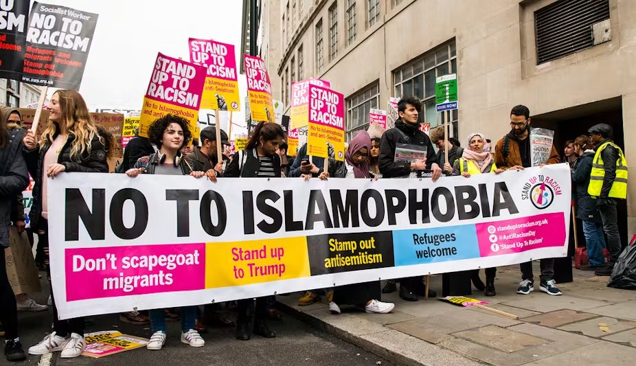 Editorialz's tweet image. Seemingly the UK is on a mission to redefine Islamophobia—they’re calling it an “irrational fear of Islam”, but that’s like saying your fear of clowns is irrational just because some clowns don’t have machetes. Sure, not every Muslim is out to lop our heads off—most are just…