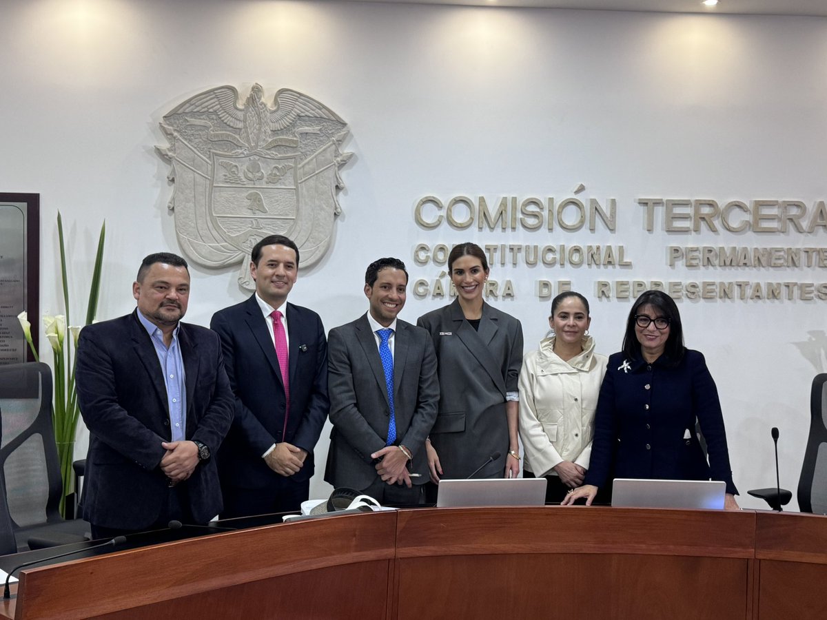 Hoy asumo con honor la Vicepresidencia de la Comisión Tercera de la Cámara <a href="/comision3ra/">Comision Tercera Cámara de Representantes</a>, donde he trabajado con rigor durante estos tres años.

Reafirmo mi compromiso con la estabilidad económica, el control político responsable, la defensa del bienestar de todos los colombianos