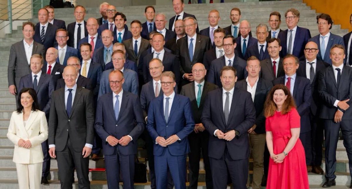 IlkaLochner's tweet image. And I scream from the top of my lungs
What's going on?
And I say, hey hey hey hey
I said hey, what's going on?
And I pray, oh my god do I pray
I pray every single day
For a revolution.
#Investitionsgipfel