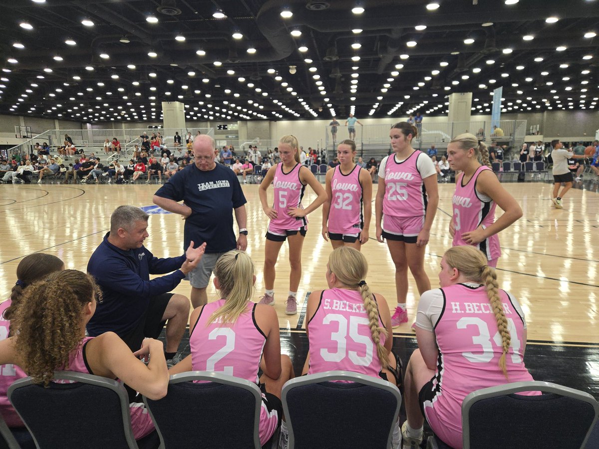 Team_Iowa's tweet image. Team Iowa down 1 vs Phee at half of the Championship game. 18 to 19.