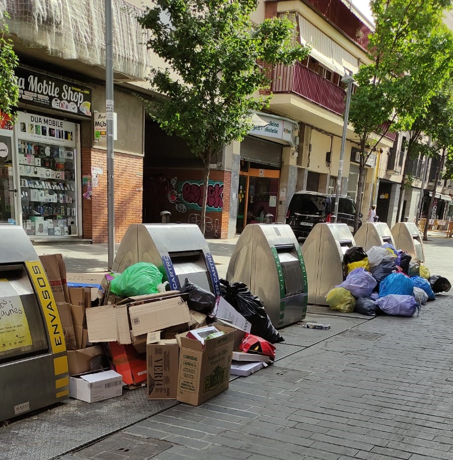 Denunciem el col·lapse en la recollida d'escombraries i la manca de neteja de la ciutat: "de forma irregular han de venir camions d'altres ajuntaments a fer el servei a Cerdanyola perquè els d'aquí estan avariats. L'anunciat pla de xoc ha fet xof."
locals.esquerra.cat/cerdanyola/art…