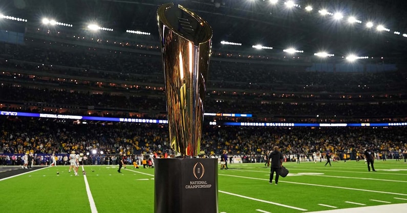 JakeMRowe's tweet image. College Football fans are as cynical as ever and I can't say that I blame them.
Changes have hit the sport hard and it seems that few care to color between the lines and allow structure and guardrails to do their job.
Thoughts (PLUS): on3.com/teams/georgia-…