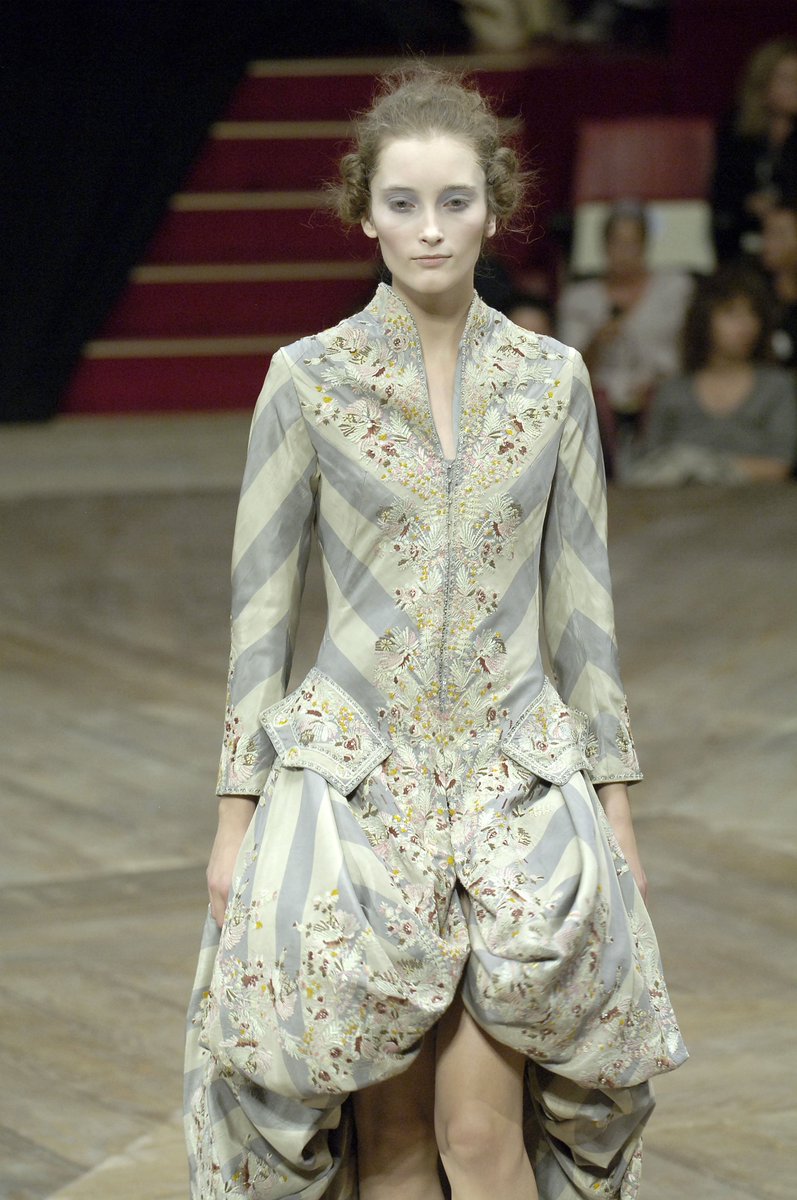 LaModeUnknown's tweet image. The FATALLY beautiful Victorian era-inspired ✨Alexander McQueen✨ 'Sarabande' Spring/Summer 2007.🪡