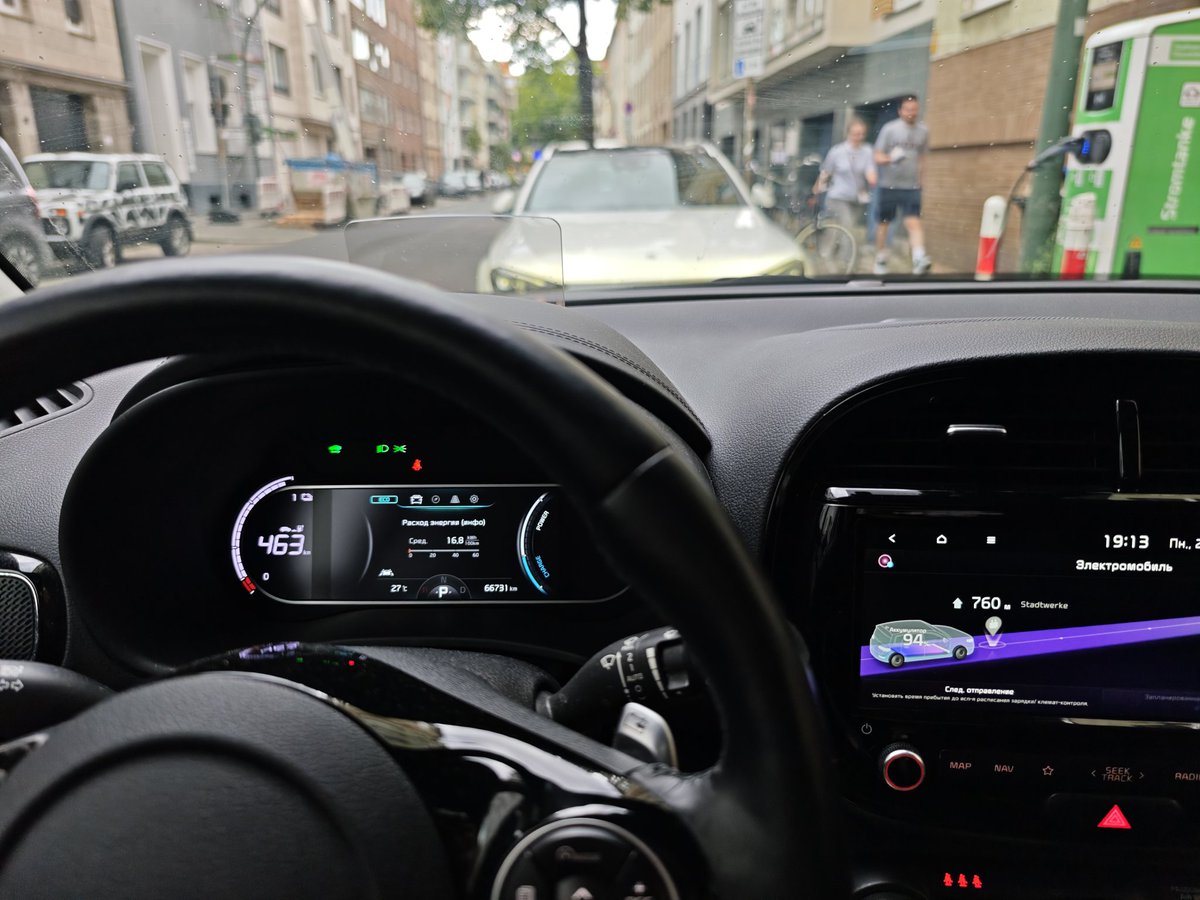 DMY033's tweet image. Ожидание от владением электромобиля - 4 часа стоишь на грани смерти в очереди на зарядку. 
Реальность: вроде и не собирался заряжаться, но свободная парковка как всегда - это зарядка. 
Пока тренировался уже 94%.