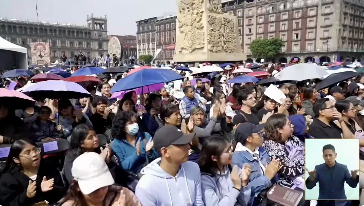 AnitaLomeli's tweet image. 🎓 La Jefa de Gobierno @ClaraBrugadaM y el secretario de Educación, @mario_delgado, encabezaron la entrega de 20 mil nuevas becas de transporte para estudiantes universitarios.
Con este apoyo, ya son 75 mil becas otorgadas, rumbo a la meta de 100 mil para garantizar que nadie…