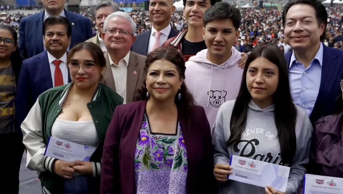 AnitaLomeli's tweet image. 🎓 La Jefa de Gobierno @ClaraBrugadaM y el secretario de Educación, @mario_delgado, encabezaron la entrega de 20 mil nuevas becas de transporte para estudiantes universitarios.
Con este apoyo, ya son 75 mil becas otorgadas, rumbo a la meta de 100 mil para garantizar que nadie…