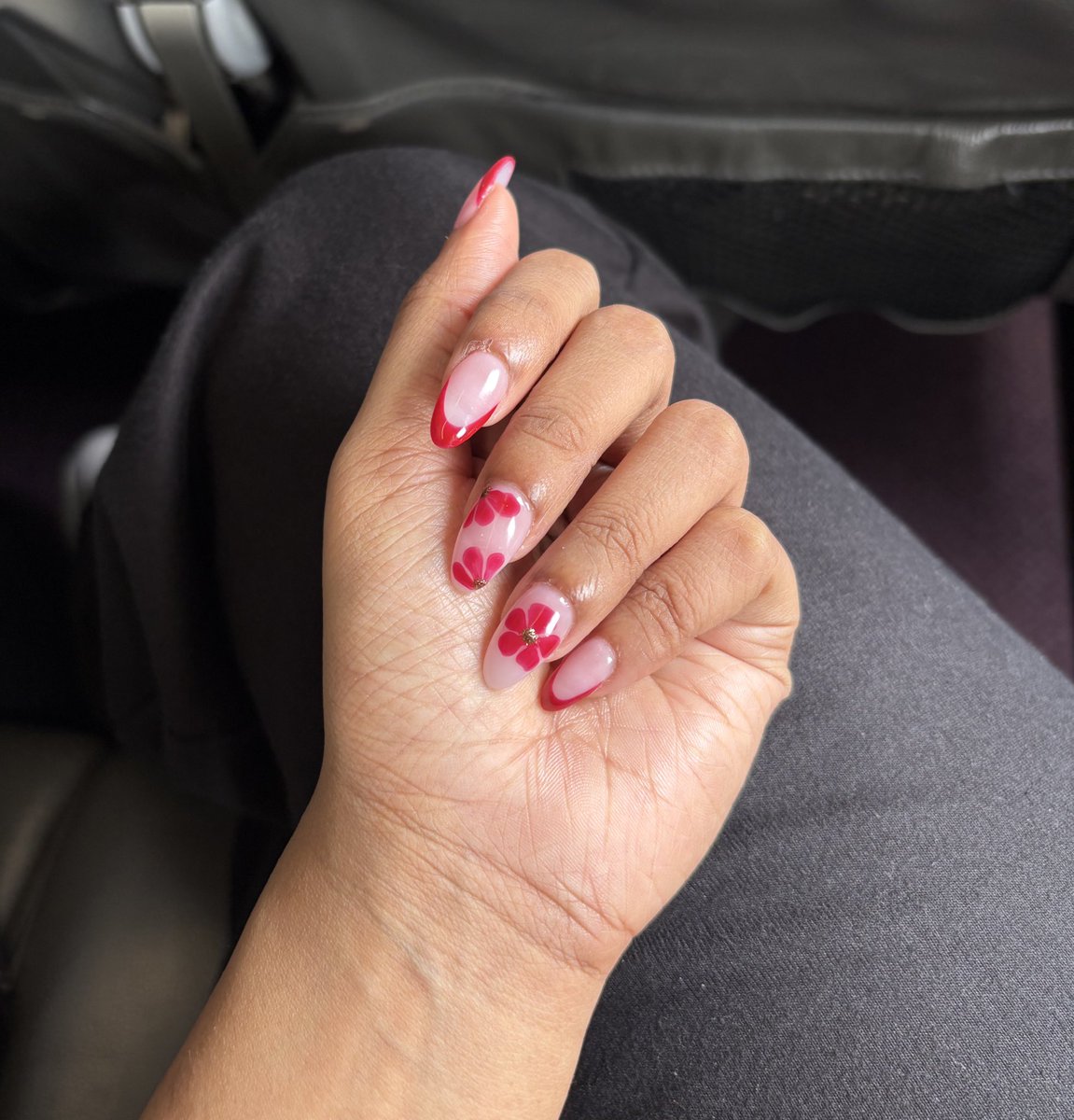 blublubluberri's tweet image. my dad said ‘aadhi adhoori nail polish kyu lagayi hai’