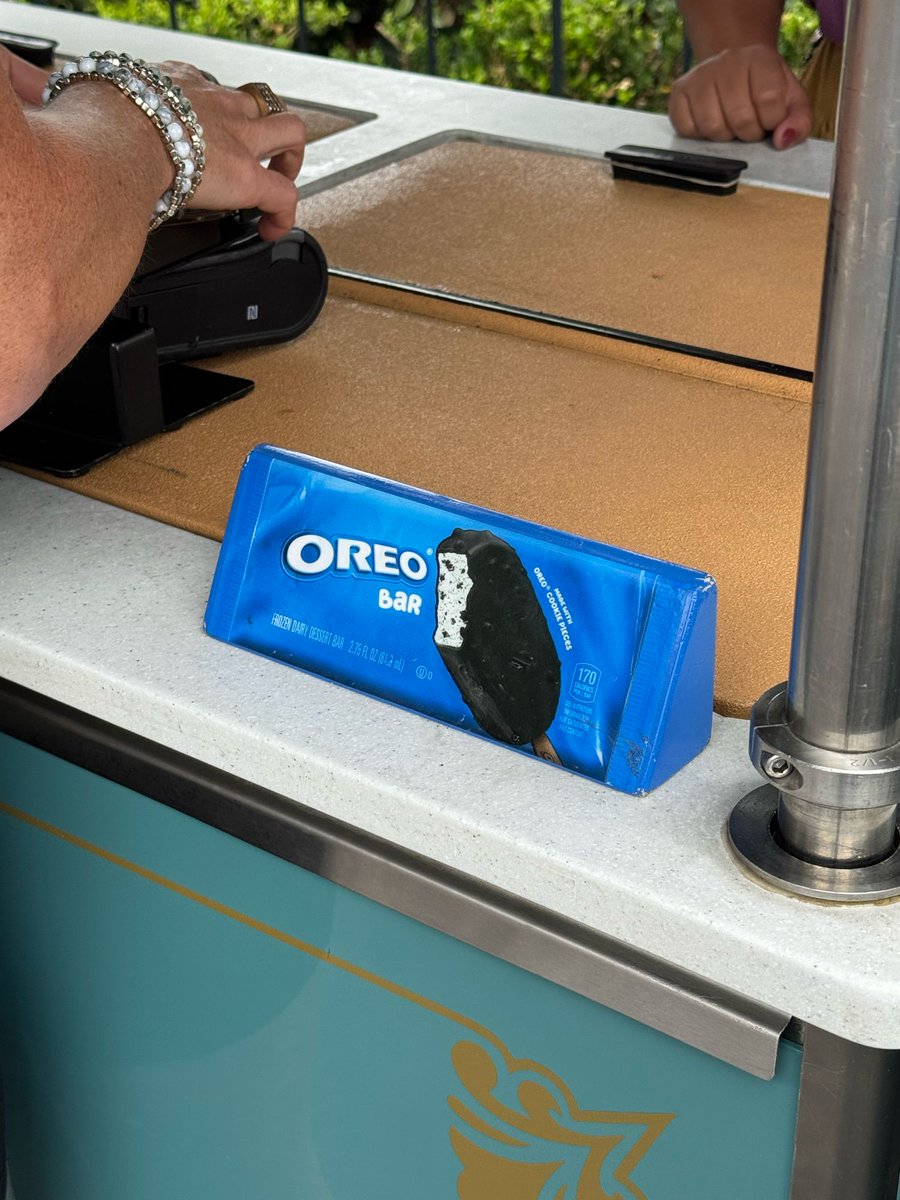 DisneyScoopGuy's tweet image. Idk who needs to hear this but they have an Oreo ice cream bar at Disneyland and it is AMAZING!