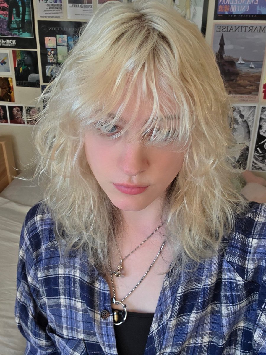 valerbii's tweet image. Feeling kinda cute rn ;-;