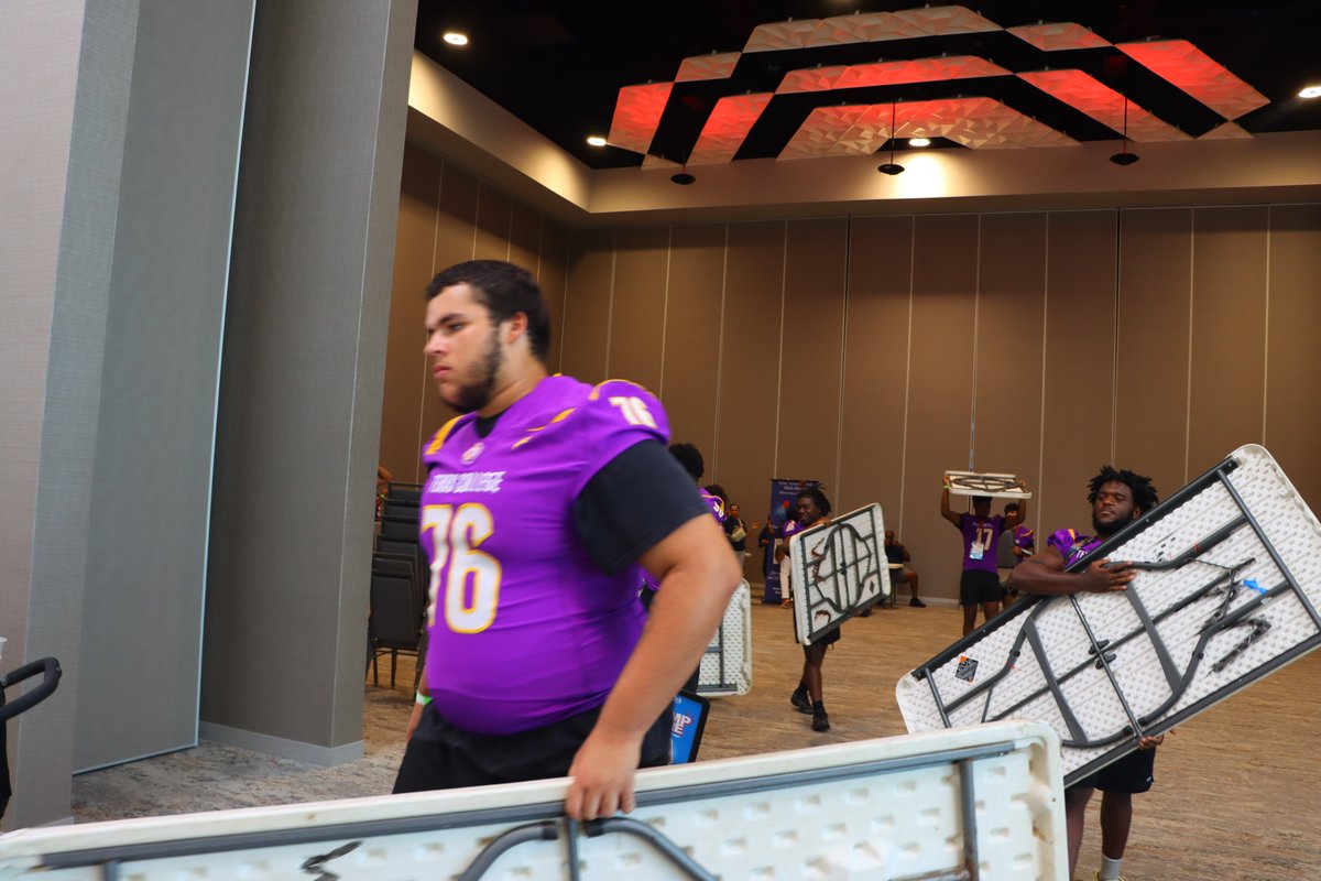 TXCsteers_Ath's tweet image. Our football team had a great time serving at the 2nd annual Love Thy City fest!!!! It was a great experience!!! #SteerNation🤘