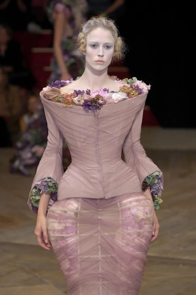 LaModeUnknown's tweet image. The FATALLY beautiful Victorian era-inspired ✨Alexander McQueen✨ 'Sarabande' Spring/Summer 2007.🪡
