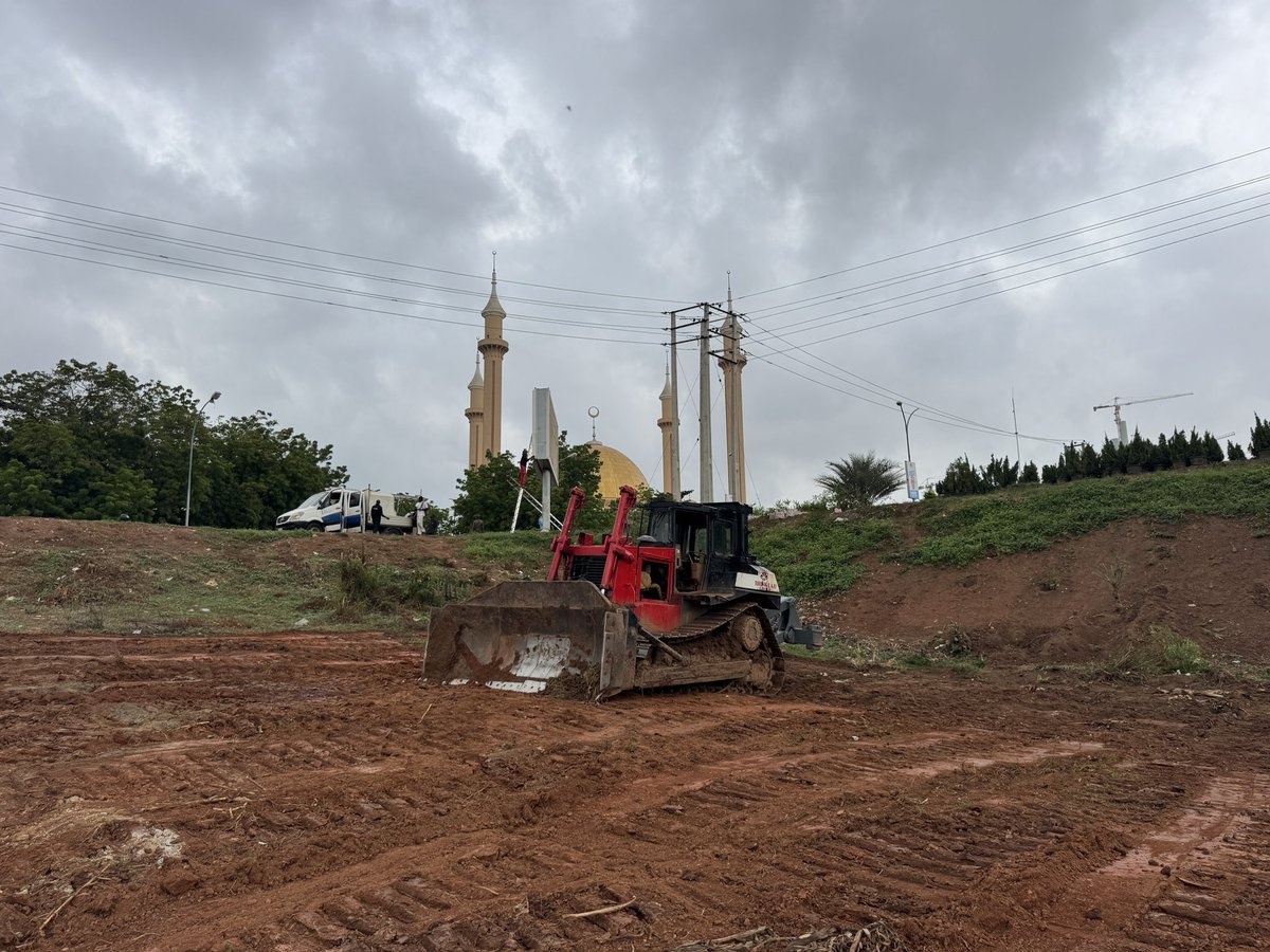 MusaGwary's tweet image. Construction begins on Abuja Marina Towers — a landmark joint venture between Abuja National Mosque & Thinklab Group! 🏗️🌆
10 eight-storey towers rising near the iconic Mosque, blending modern design with Islamic values. Chairman Dr. Sa’id Kori led today’s site inspection.
