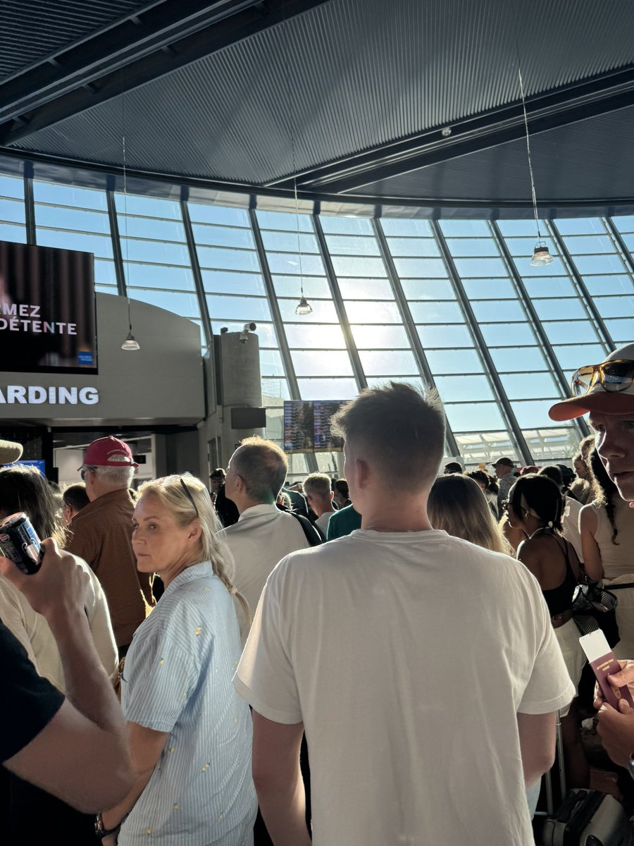 Nathalie Goulet (@senateur61) on Twitter photo Chaos complet à l’aéroport de Nice <a href="/AeroportNice/">Aéroport de Nice</a> après des heures de retard évacuation de toute la zone d’embarquement ! Sans aucune explication Chaos complet à l’aéroport de Nice <a href="/AeroportNice/">Aéroport de Nice</a> après des heures de retard évacuation de toute la zone d’embarquement ! Sans aucune explication