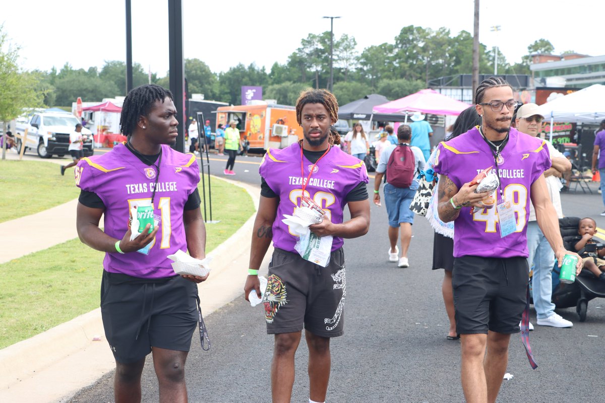 TXCsteers_Ath's tweet image. Our football team had a great time serving at the 2nd annual Love Thy City fest!!!! It was a great experience!!! #SteerNation🤘