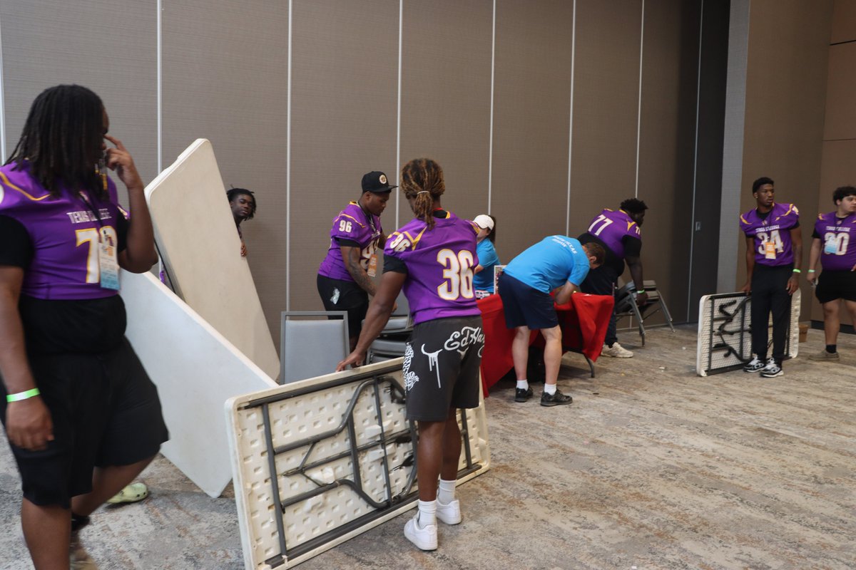 TXCsteers_Ath's tweet image. Our football team had a great time serving at the 2nd annual Love Thy City fest!!!! It was a great experience!!! #SteerNation🤘