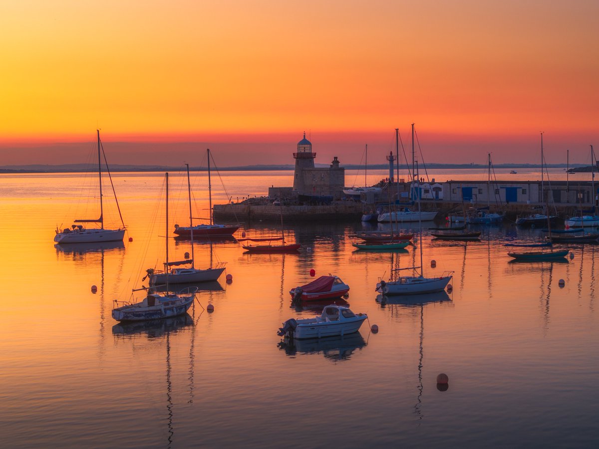 sryanbruenphoto's tweet image. A calm sunset at Howth Harbour a few months ago.