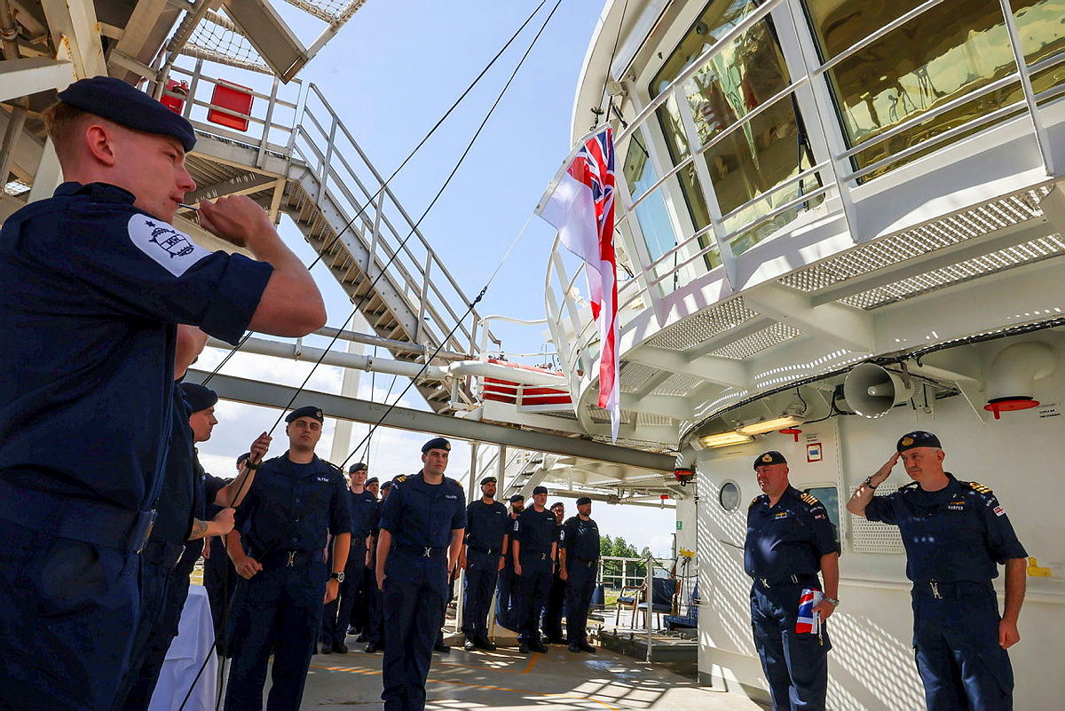 UKForcesTracker's tweet image. RFA Stirling Castle has been transferred to the Royal Navy as HMS Stirling Castle.
This will allow the ship to become fully crewed to continue developing uncrewed mine countermeasures capability.
(Src/img: @HMS_Str_Castle)