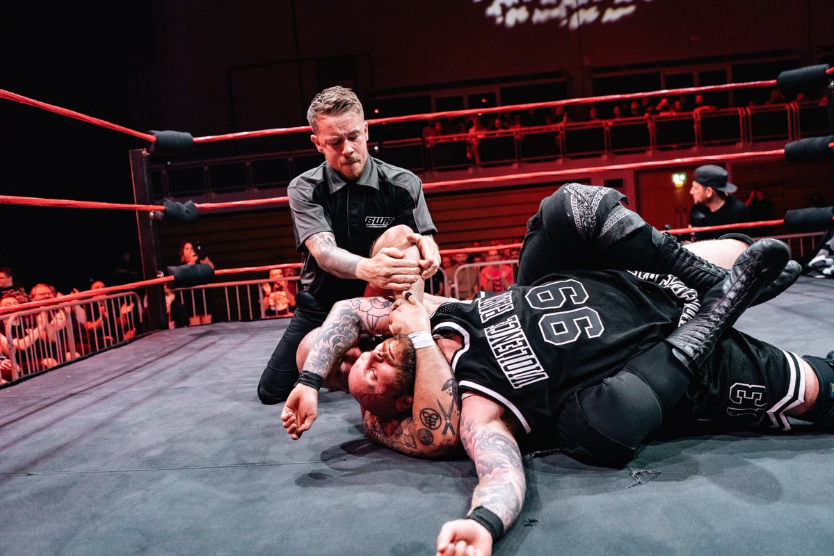BritWresRev's tweet image. The opening contest at VIVA LA REVOLUTION was a long-awaited grudge match between former friends DARA DIABLO and JIMMY McILWEE.
Stipulations for the show’s Main Event were at stake in this match, so Violence Party leader Scotty Rawk attempted to help McIlwee.
But it was all in…