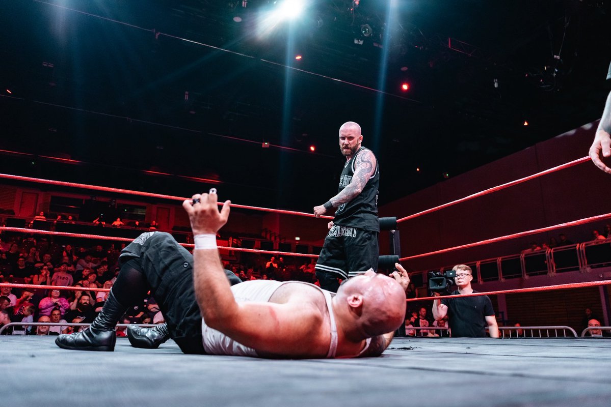 BritWresRev's tweet image. The opening contest at VIVA LA REVOLUTION was a long-awaited grudge match between former friends DARA DIABLO and JIMMY McILWEE.
Stipulations for the show’s Main Event were at stake in this match, so Violence Party leader Scotty Rawk attempted to help McIlwee.
But it was all in…