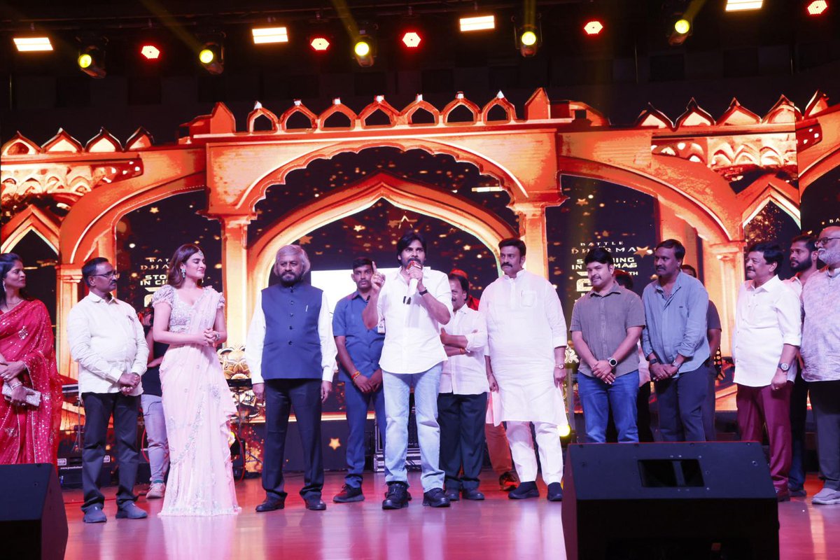 sureshkavirayan's tweet image. A night to remember 🤩🤩
The mighty team of #HariHaraVeeraMallu standing tall at the pre release event ⚔️⚔️🔥🔥
Powerstar @PawanKalyan @AMRathnamOfl @thedeol #SatyaRaj @AgerwalNidhhi @amjothikrishna @mmkeeravaani @ADayakarRao2 @Manojdft @Cinemainmygenes @tipsofficial…