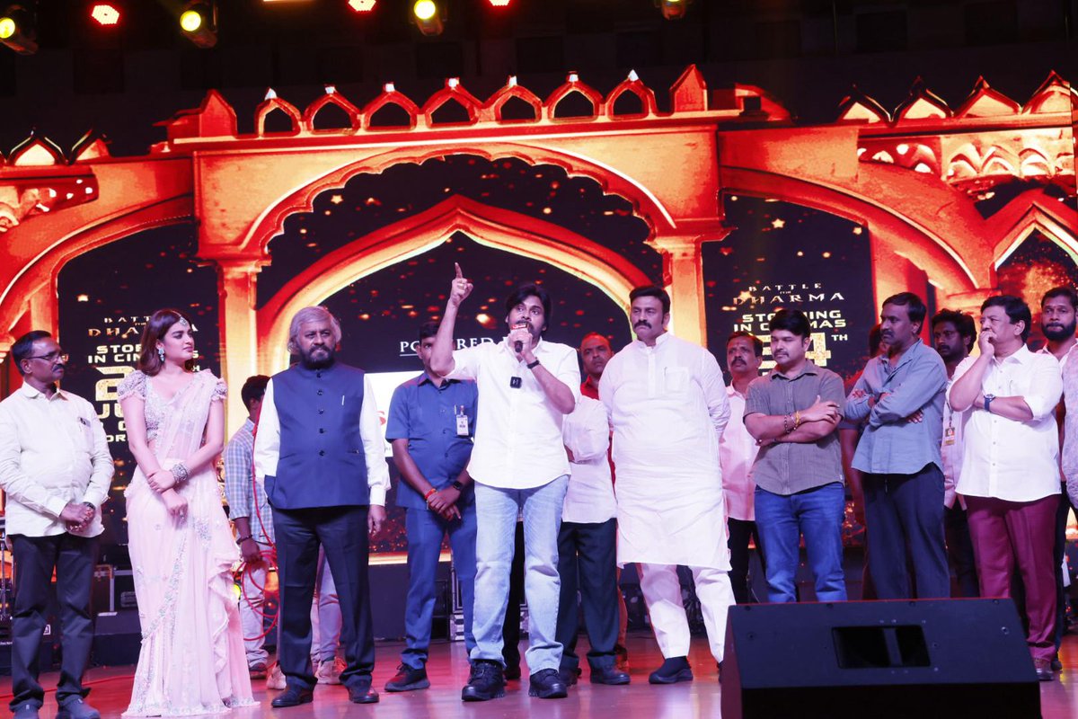 sureshkavirayan's tweet image. A night to remember 🤩🤩
The mighty team of #HariHaraVeeraMallu standing tall at the pre release event ⚔️⚔️🔥🔥
Powerstar @PawanKalyan @AMRathnamOfl @thedeol #SatyaRaj @AgerwalNidhhi @amjothikrishna @mmkeeravaani @ADayakarRao2 @Manojdft @Cinemainmygenes @tipsofficial…