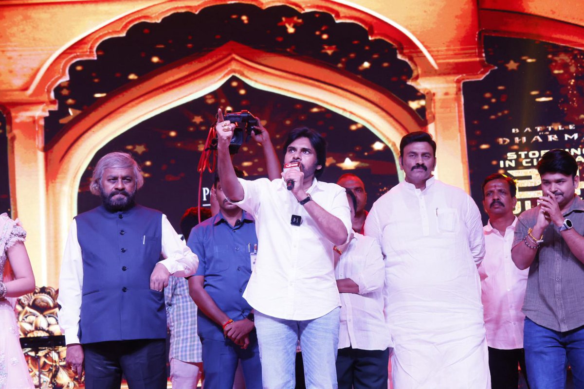 sureshkavirayan's tweet image. A night to remember 🤩🤩
The mighty team of #HariHaraVeeraMallu standing tall at the pre release event ⚔️⚔️🔥🔥
Powerstar @PawanKalyan @AMRathnamOfl @thedeol #SatyaRaj @AgerwalNidhhi @amjothikrishna @mmkeeravaani @ADayakarRao2 @Manojdft @Cinemainmygenes @tipsofficial…