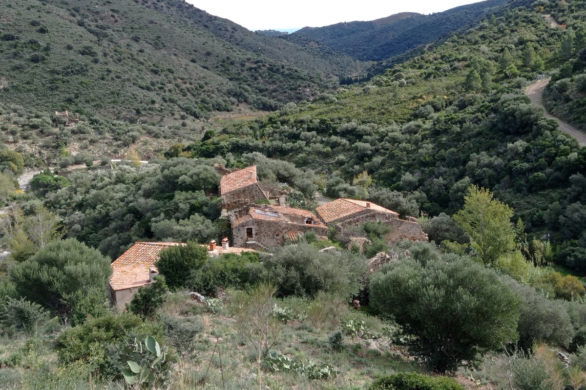 Un país amb gravíssims problemes d'habitatge on el <a href="/govern/">Govern de Catalunya</a> no ha considerat necessari censar milers de masies, pobles i veïnats abandonats, on havien viscut els nostres avantpassats durant segles, i que ara s'ensorren davant dels nostres ulls. Teniu res a dir-hi <a href="/territoricat/">Territori</a> ?