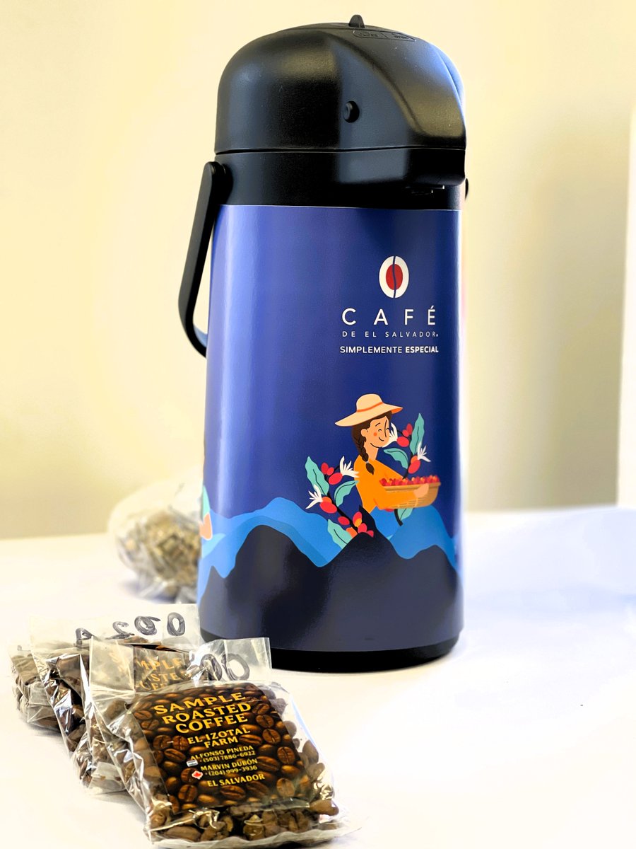 AdrianaMiraSV's tweet image. #EmbajadaEnCanadá 🇸🇻🇨🇦
El #CaféDeElSalvador continúa conquistando nuevos mercados. En Winnipeg, Canadá, resaltamos la calidad y el prestigio de nuestro grano de oro, fortaleciendo lazos comerciales y nuevas oportunidades para el sector cafetalero. ☕
🔗 bit.ly/4kRxNIi