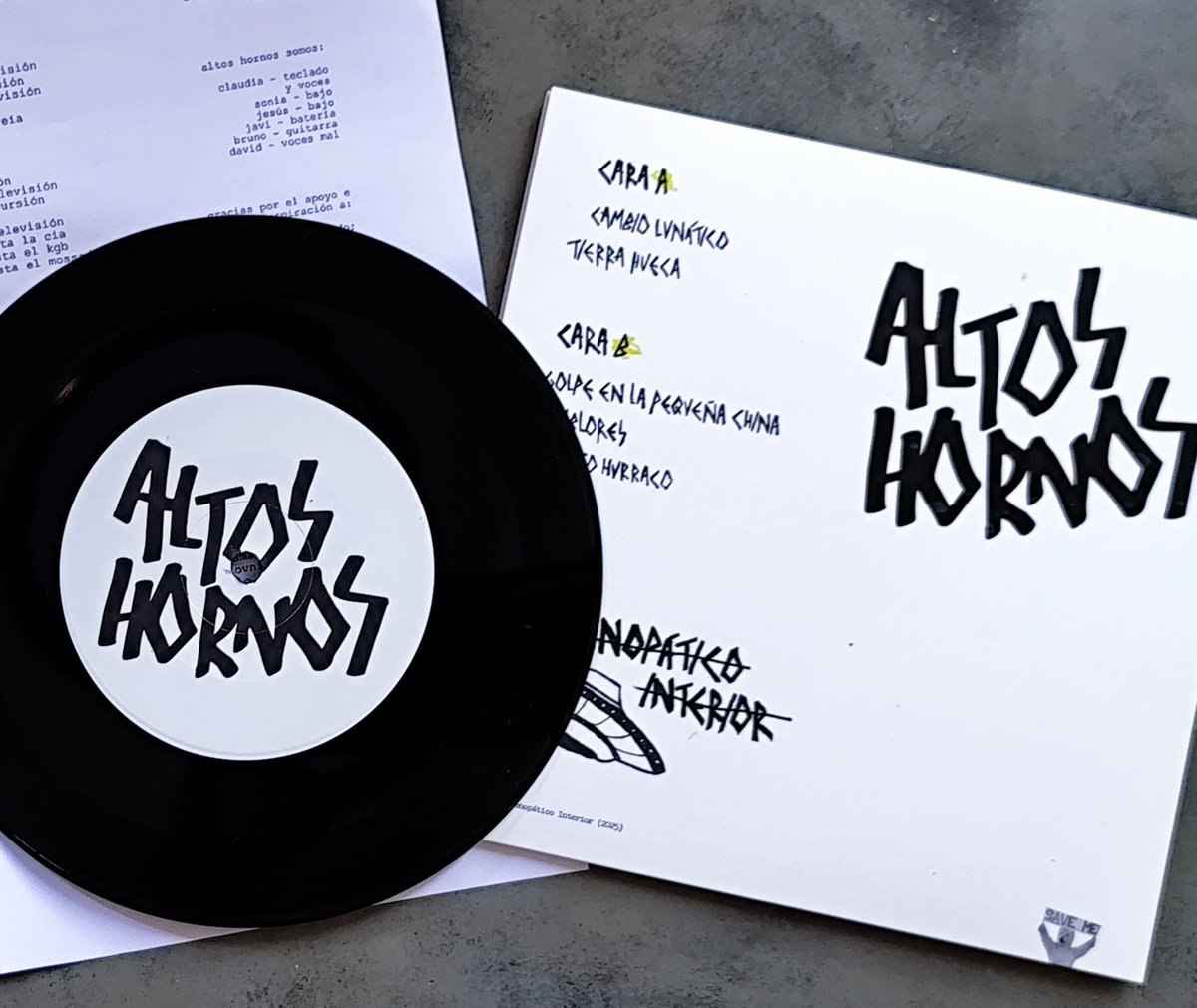 altisimoshornos's tweet image. Nos congratula anunciar que ya tenemos en nuestras manos los 7" de Frenopático Interior.

Ep autoeditado y diseñado de principio a fin por la banda con un sonido impecable.

Lo tenemos a la venta en mano, en conciertos y por Bandcamp.

👽👽👽

altoshornos.bandcamp.com/album/frenop-t…