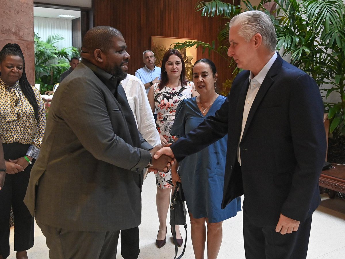Presidencia Cuba 🇨🇺 (@presidenciacuba) on Twitter photo 🇨🇺| El Primer Secretario del Comité Central del Partido Comunista de #Cuba y Presidente de la República, <a href="/DiazCanelB/">Miguel Díaz-Canel Bermúdez</a>, recibió esta mañana en el Palacio de la Revolución a Chakil Aboobacar, secretario general del Frente de Liberación de #Mozambique.
presidencia.gob.cu/es/noticias/pa… 🇨🇺| El Primer Secretario del Comité Central del Partido Comunista de #Cuba y Presidente de la República, <a href="/DiazCanelB/">Miguel Díaz-Canel Bermúdez</a>, recibió esta mañana en el Palacio de la Revolución a Chakil Aboobacar, secretario general del Frente de Liberación de #Mozambique.
presidencia.gob.cu/es/noticias/pa…