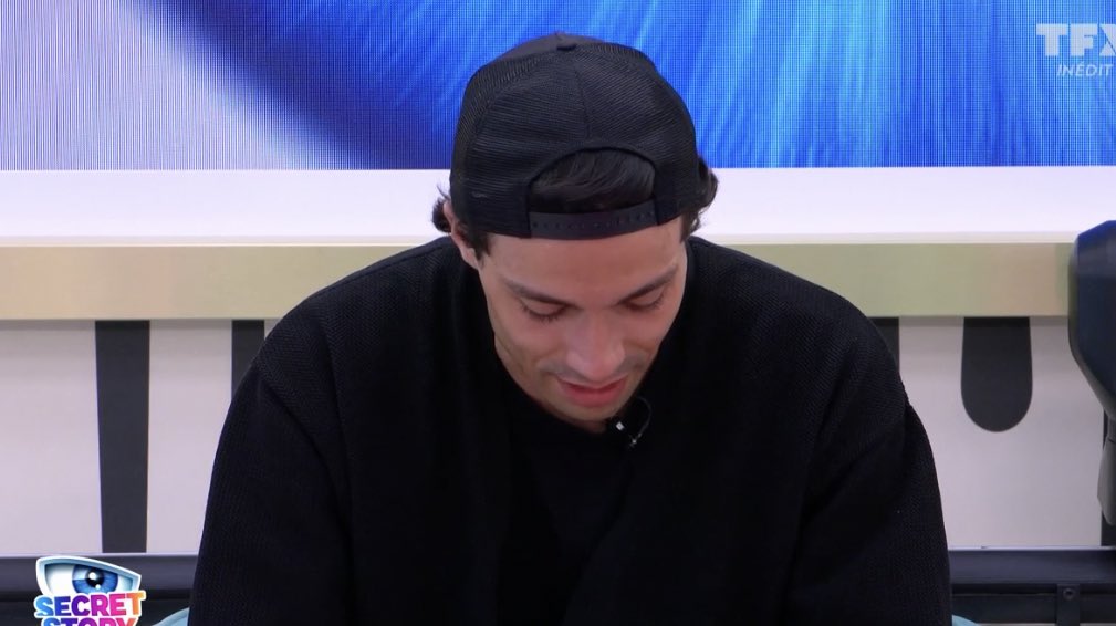 ssouuns's tweet image. Le pire dรฉpart de toutes les saisons je suis choquรฉe le ciel est noir #SecretStory #SecretStory13