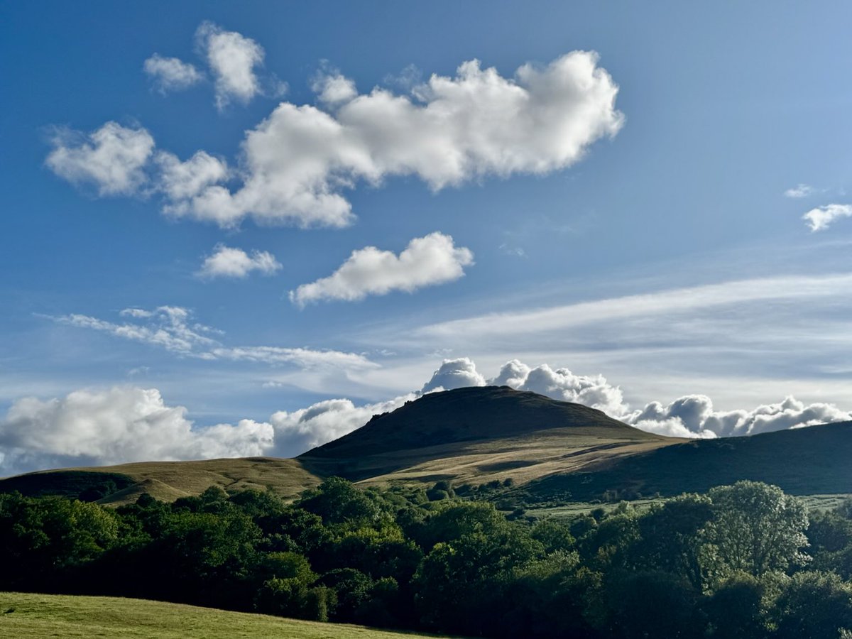 Aneedtopaint's tweet image. A lovely evening with some interesting clouds climbing over the hill! ☀️ ☁️ #Shropshire