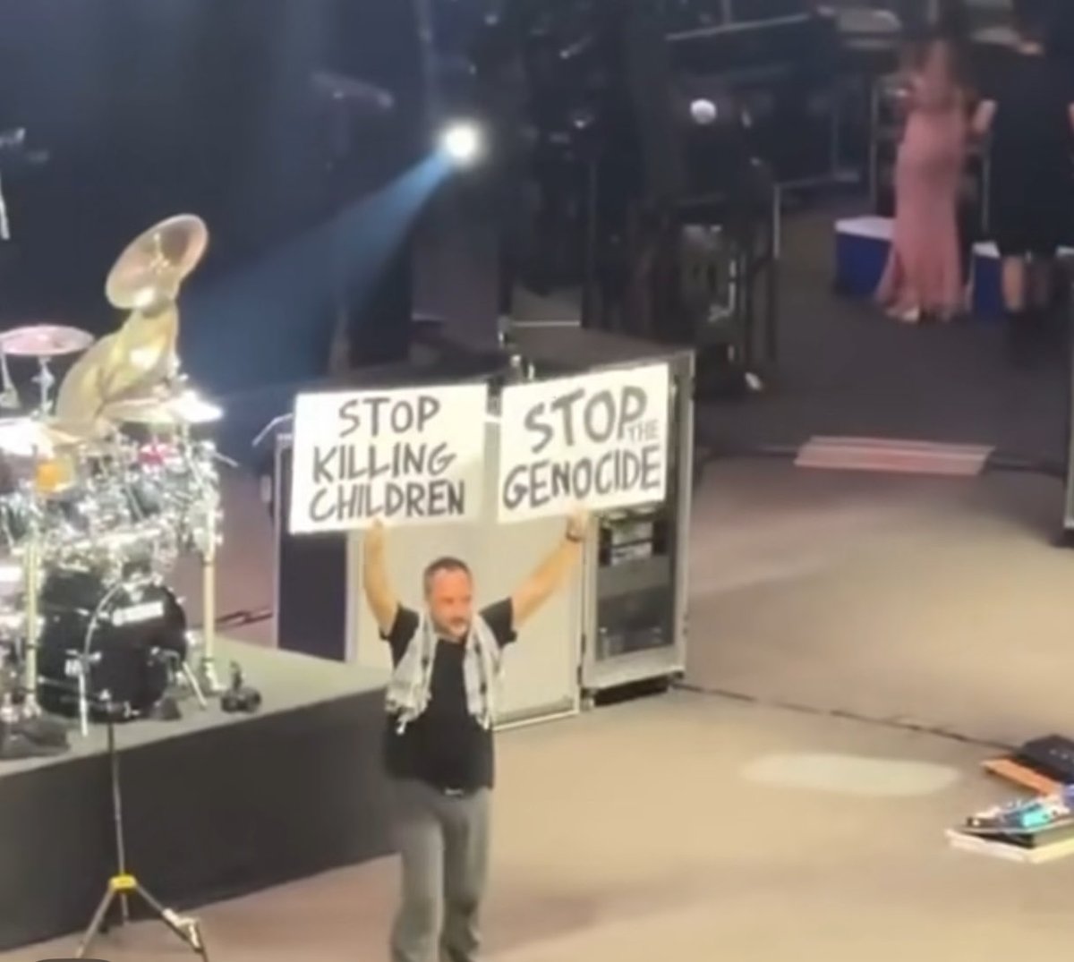 marcel334's tweet image. WATCH: Dave Mathews holds up two signs reading “Stop Killing Children” & “Stop Genocide” during concert in solidarity with Gaza